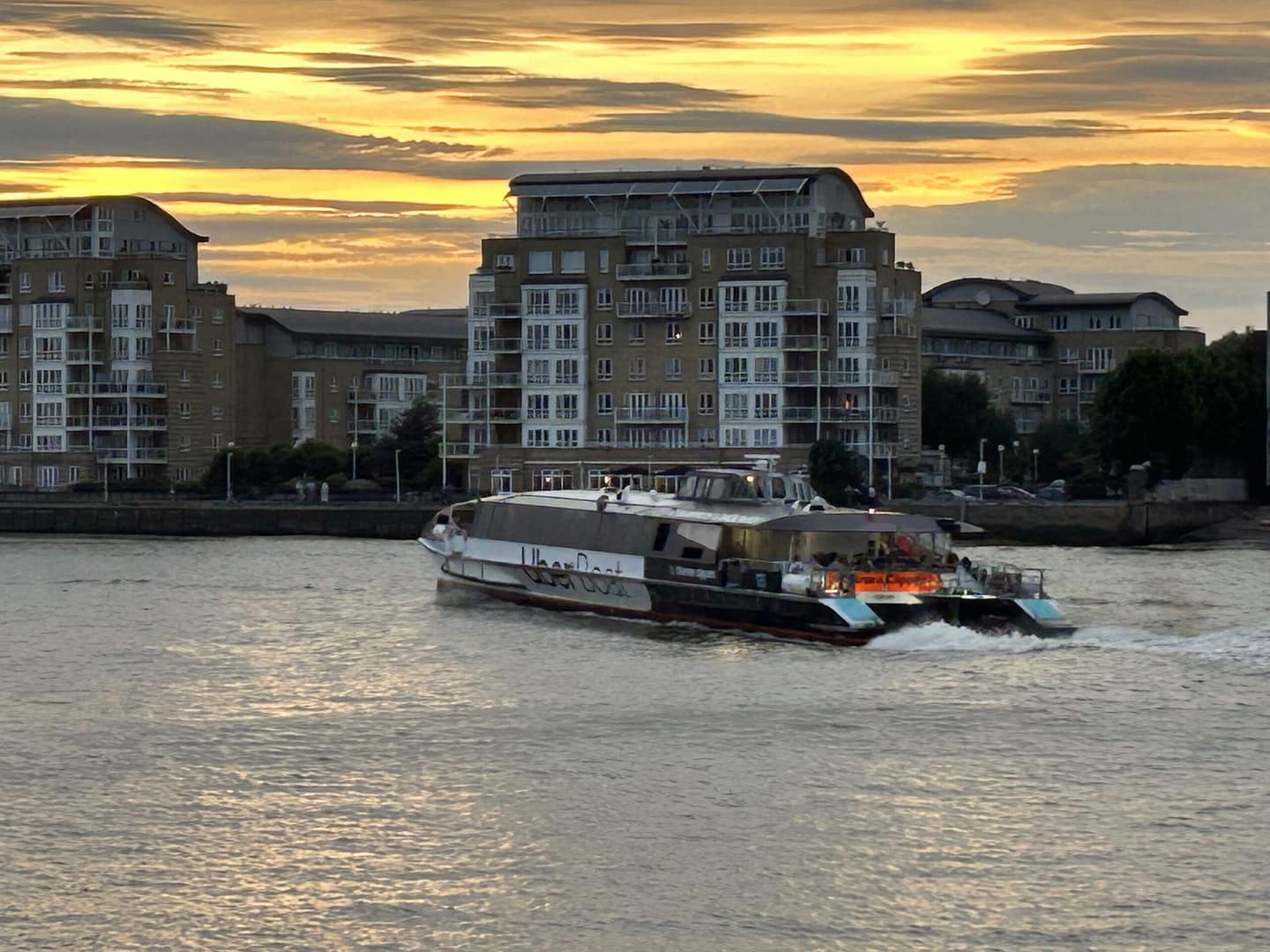 3 days in London Uber boat sailing to Central London during sunset